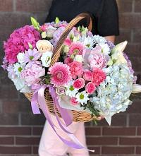 Цветочная композиция из Розы, Хризантемы, Пионы и Лизиантусы в корзине в Федотово