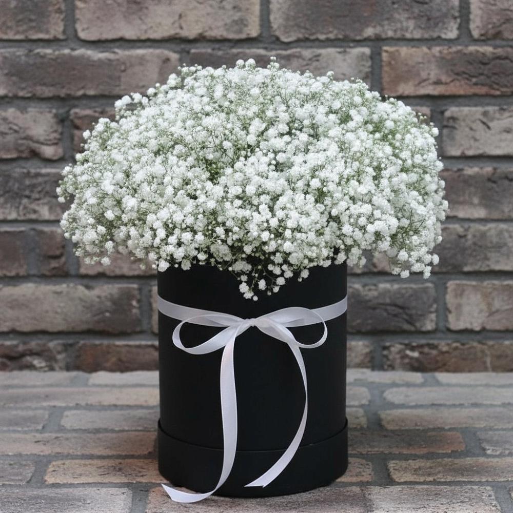 Цветочная композиция из Гипсофила в шляпной коробке в Федотово