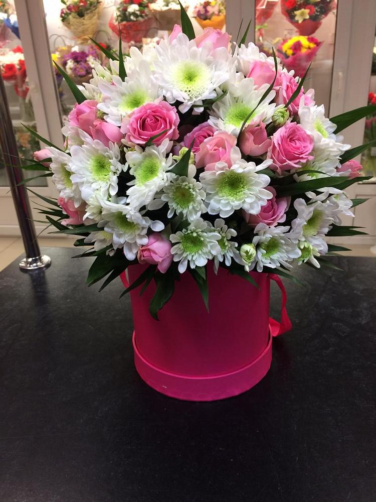 Цветочная композиция из Розы и Хризантемы в шляпной коробке в Федотово