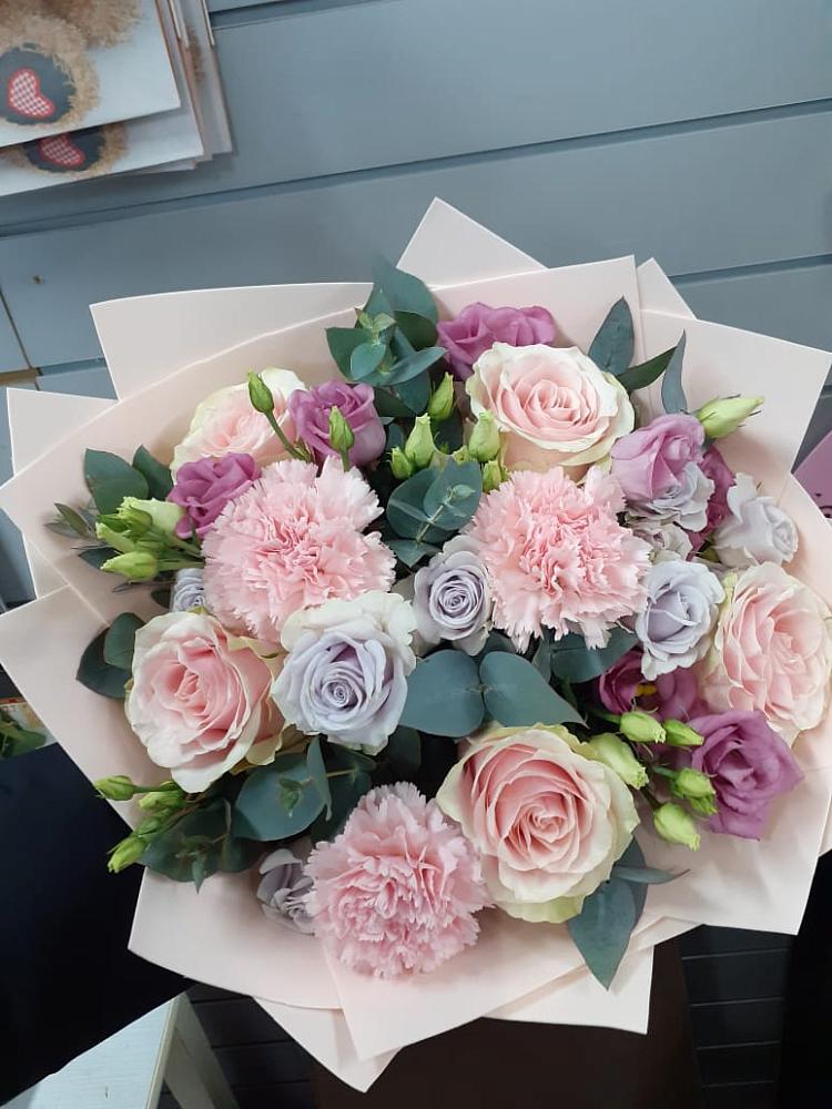 Букет цветов из: Розы, Гвоздики и Лизиантусы в Федотово